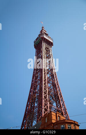 Nachschlagen in den frisch renovierten Blackpool Tower auf eine glorreiche Maifeiertag, Lancashire, UK Stockfoto