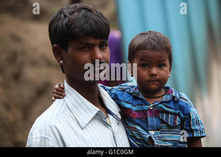 Pune, Indien - 16. Juli 2015: Ein kleiner Junge mit seinem armen Vater, der ein Bauarbeiter in Indien ist Stockfoto