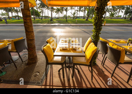 LEGEN SIE LEEREN CAFÉ IM FREIEN ESSEN TABELLEN LESLIE HOTEL OCEAN DRIVE SOUTH BEACH MIAMI BEACH FLORIDA USA Stockfoto