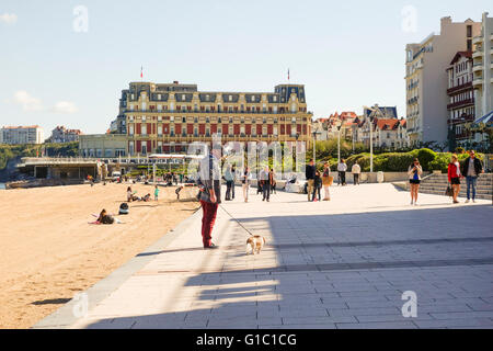 Grande Plage Gehweg mit Luxus Hotel du Palais, Strand in Biarritz. Aquitanien, französischen Baskenland, Frankreich. Stockfoto