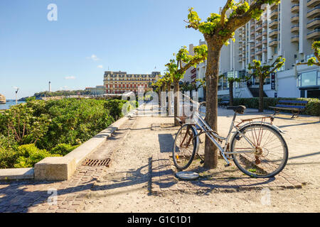 Fahrrad geparkt, Strandpromenade und Gärten im Grande Plage, Strand, Biarritz, Aquitaine, französischen baskischen Land, Frankreich. Stockfoto