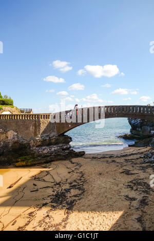 Arch-Stege am Strand, Le Rocher du Basta, Grand Plage, Biarritz. Aquitanien, französischen Baskenland, Frankreich. Stockfoto