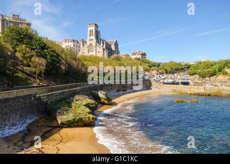 Saint Eugénie Kirche (Église Sainte Eugénie) mit alten Fischer Hafen vor, Biarritz. Aquitaine, Baskenland, Frankreich. Stockfoto