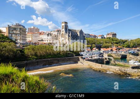 Saint Eugénie Kirche (Église Sainte Eugénie) mit alten Fischer Hafen vor, Biarritz. Aquitaine, Baskenland, Frankreich. Stockfoto