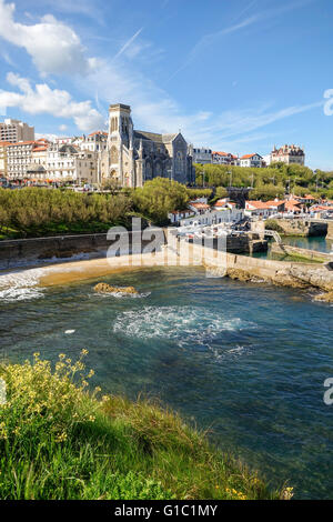 Saint Eugénie Kirche (Église Sainte Eugénie) mit alten Fischer Hafen vor, Biarritz. Aquitaine, Baskenland, Frankreich. Stockfoto