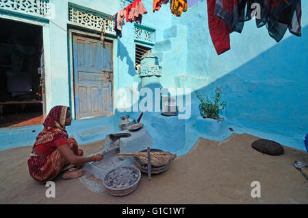 Frau arbeitet im hausgemachten Schlamm Ofen in einem Dorfhaus, Khajuraho Dorf, Madhya Pradesh, Indien Stockfoto