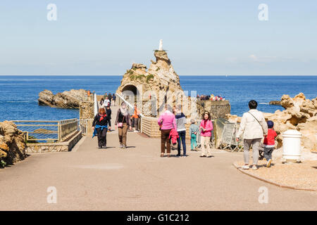 Touristen Fuß die Brücke zum la Rocher De La Vierge, Jungfrau Maria Fels. Aquitaine, Baskenland, Biarritz, Frankreich. Stockfoto