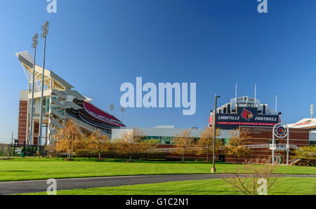 LOUISVILLE, KENTUCKY, USA - 3. April 2016 Papa John Cardinal Stadium die Heimat der Louisville Cardinals-Fußball-Programm. Stockfoto