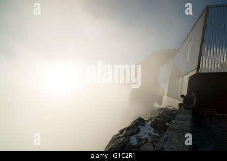 Werden Bei der NeuenTracuit Hütte. Wallis Schweiz Sonnenuntergang in der neu gebauten Tracuit Hütte. Walliser Alpen der Schweiz Stockfoto