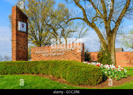 NEW ALBANY, INDIANA, USA - 10. April 2016: Haupteingang zum südöstlichen New Albany Indiana Indiana University. Stockfoto