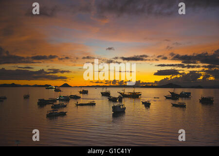 Sonnenuntergang mit Booten Labuan Bajo Hafen Flores Indonesien Stockfoto