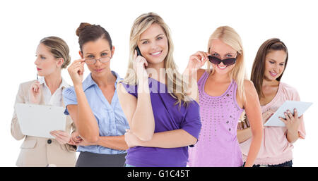 Zusammengesetztes Bild glücklich blonde Frau mit ihrem Handy Stockfoto