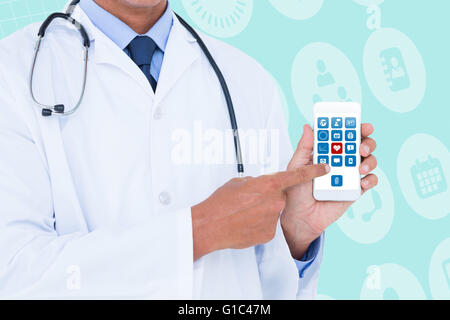 Zusammengesetztes Bild des Mittelteils des männlichen Arzt zeigt auf dem Handy Stockfoto