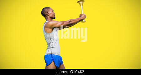 Zusammengesetztes Bild des Höhenplans Sportler halten einer Tasse Stockfoto
