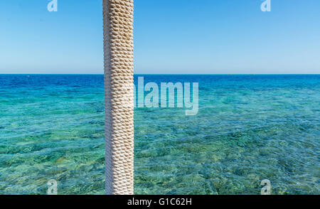 Holzstab mit Seil umschlungen Stockfoto