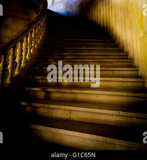 Alte Treppe aus reinem weißem Marmor im gotischen Stimmung Stockfoto