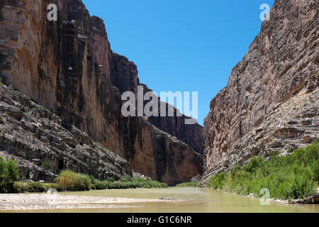 Kalksteinfelsen erheben sich 1500 Fuß über den Rio Grande Fluss in Big Bend Nationalpark Santa Elena Canyon. Stockfoto