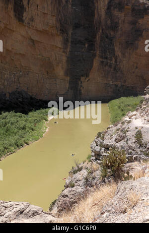 Auf der Suche nach unten am Fluss Rio Grande aus einer Beobachtung Fläche ungefähr 500 Fuß über dem Fluss Santa Elena Canyon Stockfoto