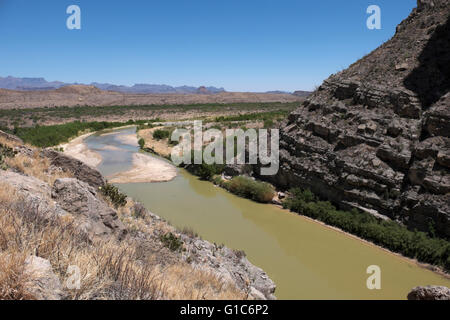 Rio Grande Fluss verlässt Santa Elena Canyon in den Big Bend National Park und fließt in Richtung Golf von Mexiko. Stockfoto