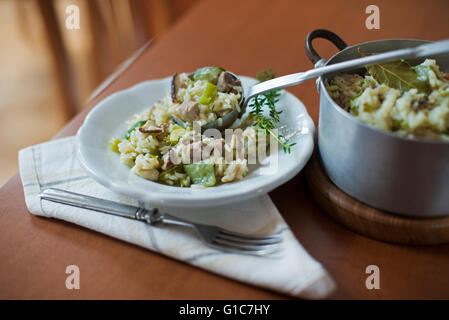 Risotto mit Pilzen, Fleisch und frischen Kräutern. Stockfoto