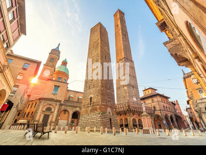 Zwei berühmte fallenden Türme Asinelli und Garisenda am Morgen, Bologna, Emilia-Romagna, Italien Stockfoto