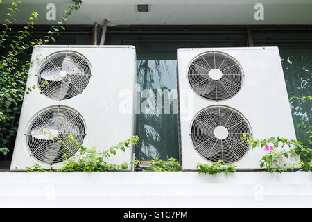 Doppelzimmer Twin Air Kompressor Lüftereinheit vor dem Bürogebäude. Stockfoto