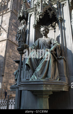 König Karl IV.-Denkmal mit vier allegorischen Statuen - künstlerische, theologische, Recht und Medizin, Prag, Tschechische Republik Stockfoto