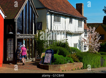 Frau zu Fuß in der Tourist Information Centre, in dem Dorf Lavenham, Suffolk, England UK Stockfoto