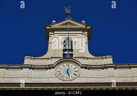 Montecitorio, italienische Kammer der Abgeordneten Parlament Glockenturm mit Clock, entworfen vom Architekten Carlo Fontana im 17. Jahrhundert Stockfoto