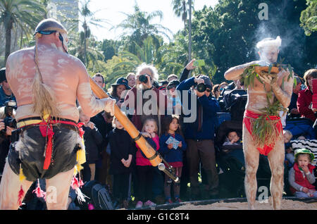 Sydney, Australien 6. Juli 2015: Sydneys Hydepark war Gastgeber für die NAIDOC in der Stadt-Veranstaltung, die die Aborigines und Torres Strait Islander Kulturen präsentiert. Die Veranstaltung wurde eine Vielzahl von Aktivitäten wie Kreisen traditioneller Tanz und Musik. Abgebildet ist eine traditionelles Rauchzeremonie Teil der NAIDOC (National Aboriginal und Islander Day Einhaltung Committee) Woche in Sydney. Stockfoto