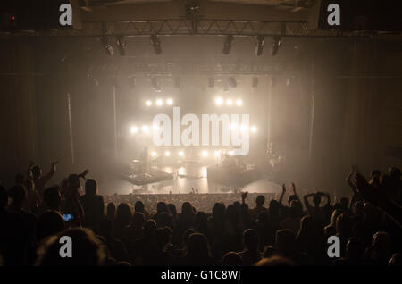 Sydney, Australien 28. Oktober 2015: The Enmore Theatre in Sydney war Gastgeber der "RÜFÜS Sie waren recht Tour". Cassian und Yuma X beide unterstützt die Haupttat RÜFÜS. Im Bild ist RÜFÜS durchführen. Stockfoto