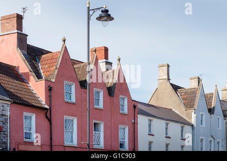 Dächer von farbenfrohen Giebelhäusern Gebäude auf der HIgh Street in Chipping Sodbury, in der Nähe von Bristol. Stockfoto