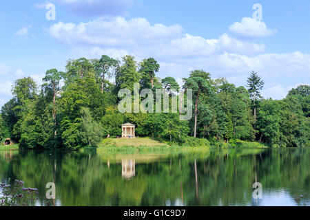 Die dorischen Tempel Torheit und den See Bowood House inmitten landschaftlich von Capability Brown, Calne, Wiltshire, UK Stockfoto