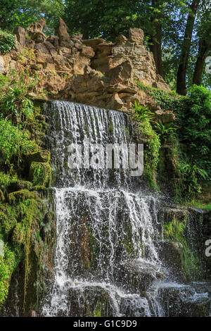 Die Kaskade einen Wasserfall von Charles Hamilton auf dem Gelände des Bowood House landschaftlich von Capability Brown, Calne, Wiltshire, UK Stockfoto