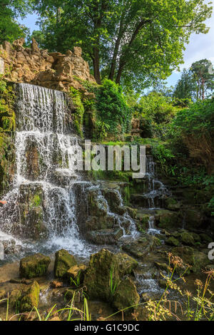 Die Kaskade einen Wasserfall von Charles Hamilton auf dem Gelände des Bowood House landschaftlich von Capability Brown, Calne, Wiltshire, UK Stockfoto