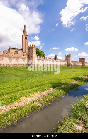 Stadtmauer von Montagnana, eines der schönsten Dörfer in Italien. Stockfoto