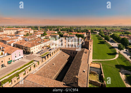 Luftbild von der ummauerten Stadt Montagnana, eines der schönsten Dörfer in Italien. Stockfoto