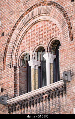 Lancet Fenster des italienischen mittelalterlichen Palast zu verdreifachen. Stockfoto