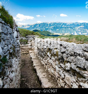 Graben in den Fels aus dem ersten Weltkrieg befindet sich in den italienischen Alpen gegraben. Stockfoto