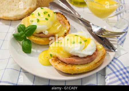 Egg Benedict mit gebratenen Schinken, Toast und frische Sauce Hollandaise Stockfoto