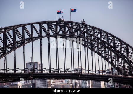 Sydney, Australien - 15. Mai 2015: Harbour Bridge mit australische Flaggen Stockfoto