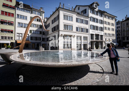 Der Brunnen am Münsterhof, Zürich, Schweiz. Stockfoto