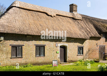 Reetgedeckten Gebäuden inmitten von Athelhampton House and Gardens in der Nähe von Dorchester, Dorset im April Stockfoto