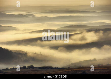 Landschaft mit Nebel zwischen Hügeln am Morgen Stockfoto