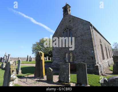 Die Außenseite des aberlemno Pfarrkirche und ergonomisch geformten Stein aberlemno Schottland Mai 2016 Stockfoto