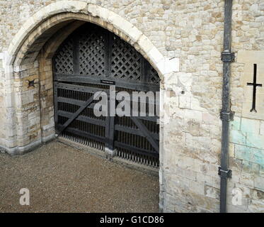 Traitors' Gate Tower of London. Des Gefangenen würde den Tower of London durch dieses Tor eingegeben haben. Von Edward i. gebaut (1239-1307). Vom 13. Jahrhundert Stockfoto