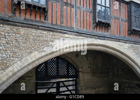 Traitors' Gate Tower of London. Des Gefangenen würde den Tower of London durch dieses Tor eingegeben haben. Von Edward i. gebaut (1239-1307). Vom 13. Jahrhundert Stockfoto