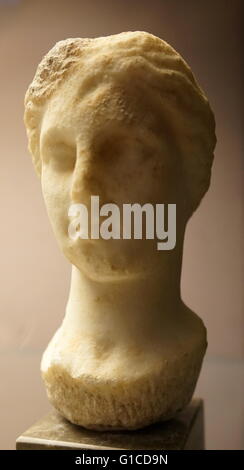 Marmorkopf einer jungen Frau. 326 v. Chr. datiert Stockfoto