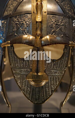 Rekonstruierte Sutton Hoo Helm, der den Hort von Staffordshire gehörte ist der größte Schatz der angelsächsischen Gold und Silber Metallarbeiten. Vom 5. Jahrhundert Stockfoto