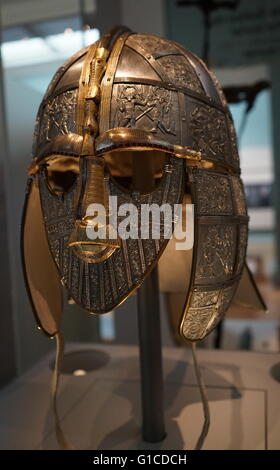 Rekonstruierte Sutton Hoo Helm, der den Hort von Staffordshire gehörte ist der größte Schatz der angelsächsischen Gold und Silber Metallarbeiten. Vom 5. Jahrhundert Stockfoto